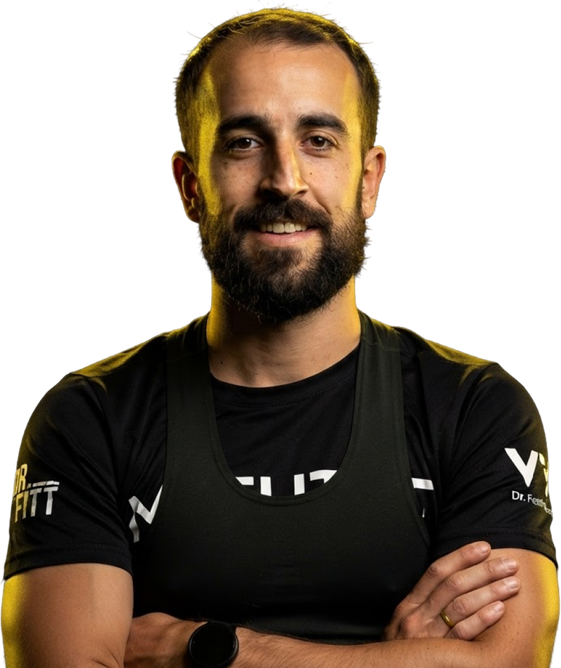 Matheus Souza, personal trainer em Londrina, de braços cruzados.
